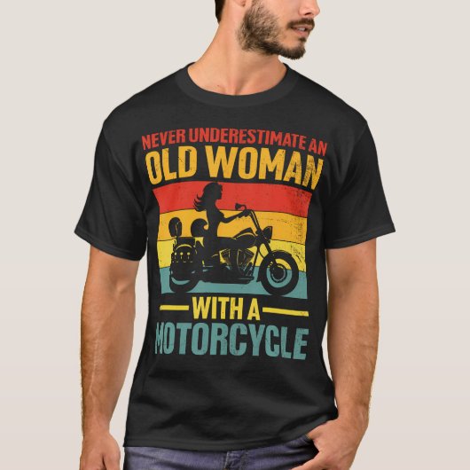 Never Underestimate An Old Woman With A Motorcycle Tシャツ (正面)