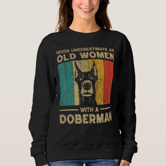 Never Underestimate An Old Women With A Doberman P スウェットシャツ (正面)