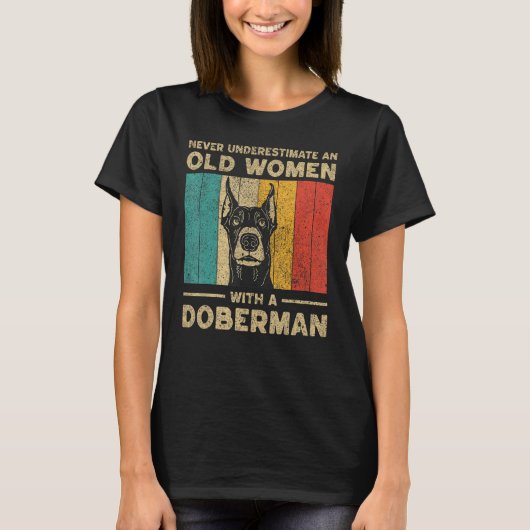 Never Underestimate An Old Women With A Doberman P Tシャツ (正面)