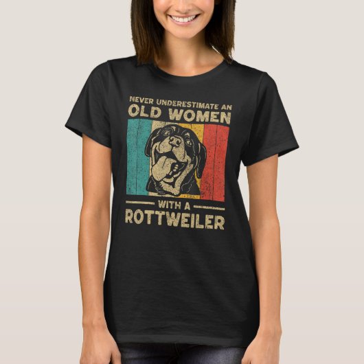Never Underestimate An Old Women With A Rottweiler Tシャツ (正面)