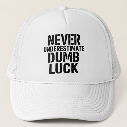 "Never Underestimate Dumb Luck" Saying キャップ (正面)