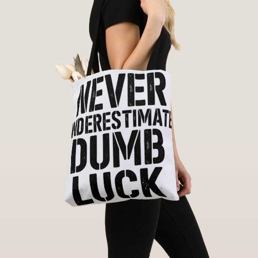 "Never Underestimate Dumb Luck" Saying トートバッグ (クローズアップ)