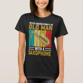 Never Underestimate Old Man Saxophone Player Music Tシャツ (正面)