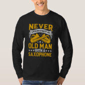 Never Underestimate Old Man Saxophone Player Music Tシャツ (正面)