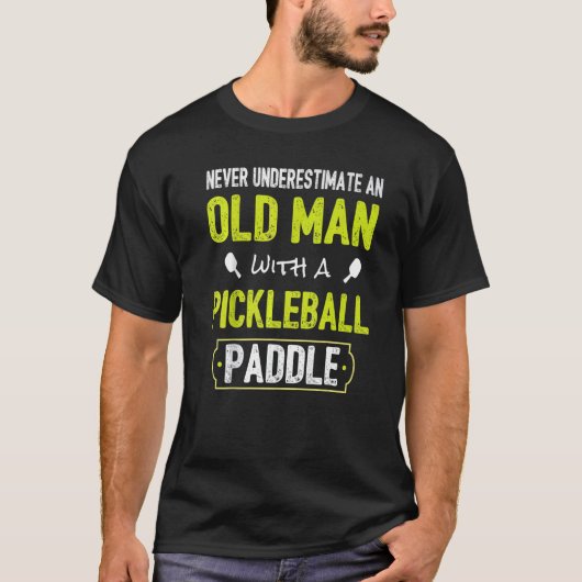 Never Underestimate Old Man with Pickleball Paddle Tシャツ (正面)