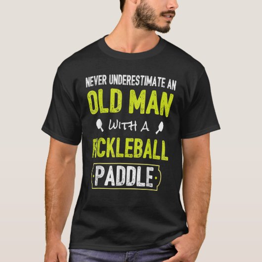 Never Underestimate Old Man with Pickleball Paddle Tシャツ (正面)