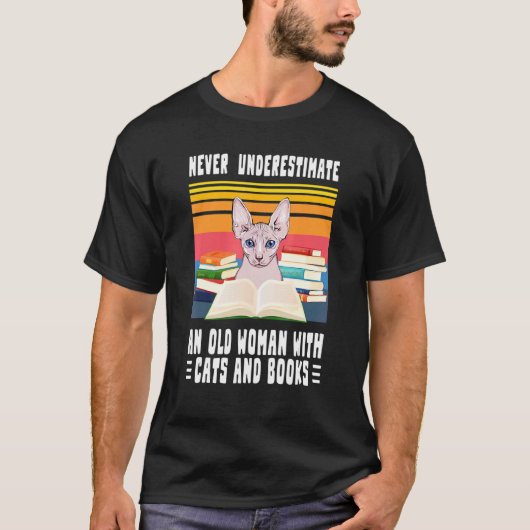 Never Underestimate Old Woman With Cats And Books Tシャツ (正面)