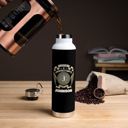 NEVER UNDERESTIMATE POWER OF A JOHNSON ウォーターボトル (コーヒー (回転後))
