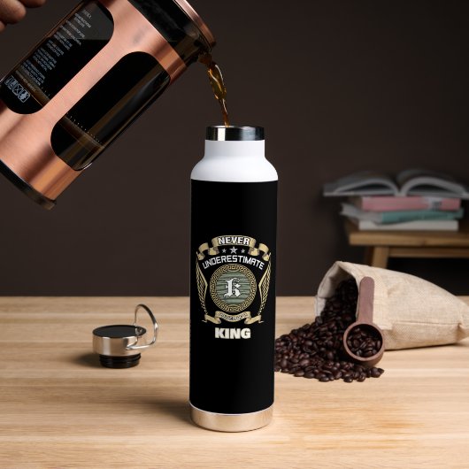NEVER UNDERESTIMATE POWER OF A KING ウォーターボトル (コーヒー (回転後))