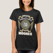 NEVER_UNDERESTIMATE_POWER_OF_A_MOORES Tシャツ (正面)