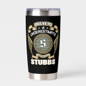 NEVER_UNDERESTIMATE_POWER_OF_A_STUBBS 保温保冷タンブラー (正面)