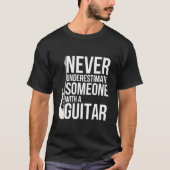 Never Underestimate Someone With A Guitar Players Tシャツ (正面)