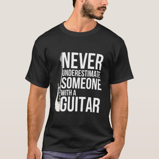 Never Underestimate Someone With A Guitar Players Tシャツ (正面)