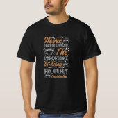 Never Underestimate the Coffee | Coffee Design Tシャツ (正面)