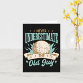 Never Underestimate The Old Guy Golfing Golf Funny カード (黄色い花)