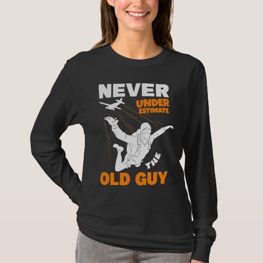 Never Underestimate The Old Parachuter Grandpa Sky Tシャツ (正面)