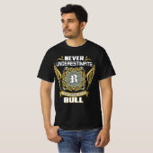 Never Underestimate The Power Of A Bull Tシャツ (正面フル)