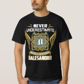Never Underestimate The Power Of A Dalesandro Tシャツ (正面)
