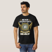 Never Underestimate The Power Of A Dealy Tシャツ (正面フル)
