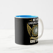 Never Underestimate The Power Of A Deter ツートーンマグカップ (正面右)