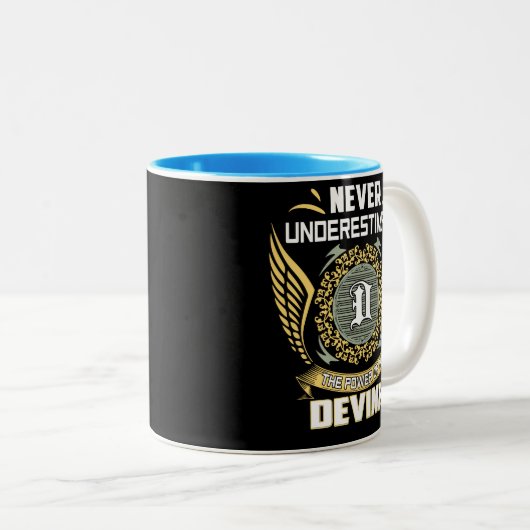 Never Underestimate The Power Of A Devine ツートーンマグカップ (正面右)