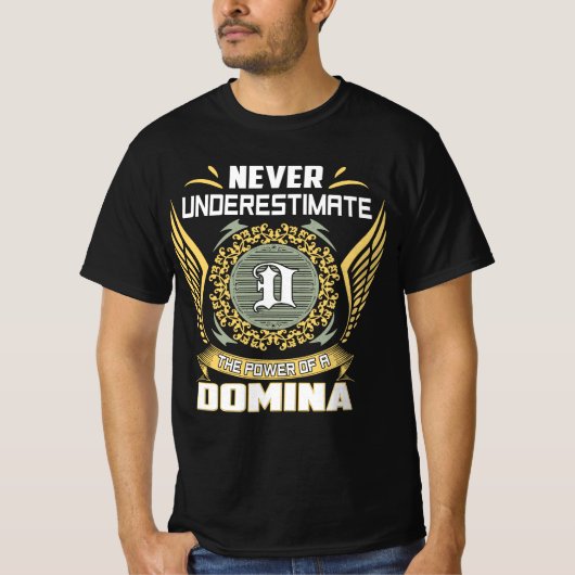 Never Underestimate The Power Of A Domina Tシャツ (正面)