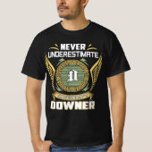 Never Underestimate The Power Of A Downer Tシャツ (正面)