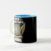 Never Underestimate The Power Of A Esquibel ツートーンマグカップ (正面左)