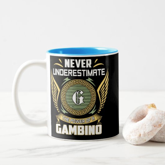 Never Underestimate The Power Of A Gambino ツートーンマグカップ (ドーナツ)