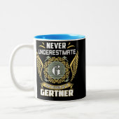 Never Underestimate The Power Of A Gertner ツートーンマグカップ (左)