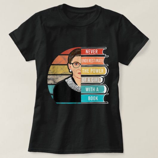Never Underestimate The Power Of A Girl With Book  Tシャツ (デザイン正面)