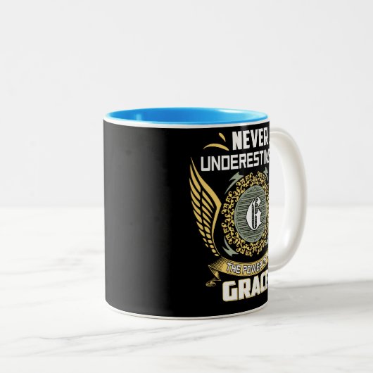 Never Underestimate The Power Of A Grace ツートーンマグカップ (正面右)