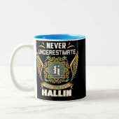 Never Underestimate The Power Of A Hallin ツートーンマグカップ (左)