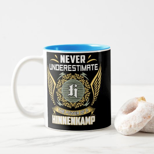 Never Underestimate The Power Of A Hinnenkamp ツートーンマグカップ (ドーナツ)