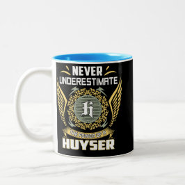 Never Underestimate The Power Of A Huyser ツートーンマグカップ