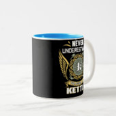 Never Underestimate The Power Of A Kettle ツートーンマグカップ (正面右)