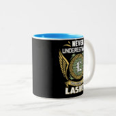 Never Underestimate The Power Of A Lasher ツートーンマグカップ (正面右)