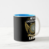 Never Underestimate The Power Of A Leone ツートーンマグカップ (正面右)
