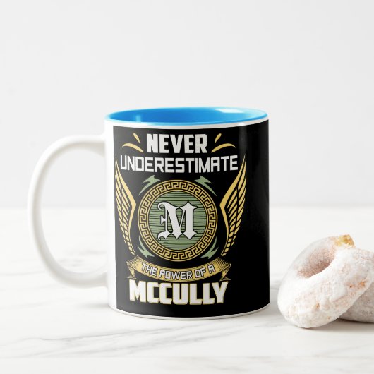 Never Underestimate The Power Of A Mccully ツートーンマグカップ (ドーナツ)