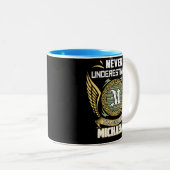 Never Underestimate The Power Of A Michaelis ツートーンマグカップ (正面右)