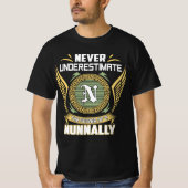 Never Underestimate The Power Of A Nunnally Tシャツ (正面)