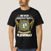 Never Underestimate The Power Of A Plowman Tシャツ (正面)