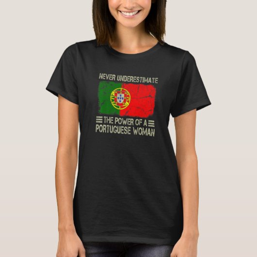Never Underestimate The Power of a Portuguese Woma Tシャツ (正面)