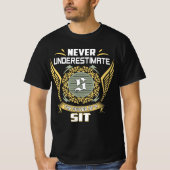 Never Underestimate The Power Of A Sit Tシャツ (正面)