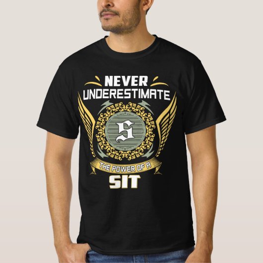 Never Underestimate The Power Of A Sit Tシャツ (正面)