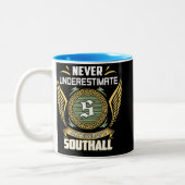 Never Underestimate The Power Of A Southall ツートーンマグカップ (左)