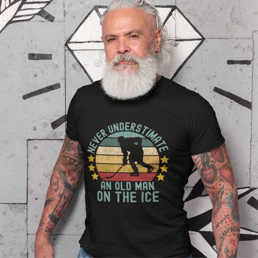 Never Understimate an Old Man on the Ice Tシャツ