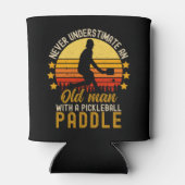 Never Understimate an Old Man With a Pickleball 缶クーラー (裏面)