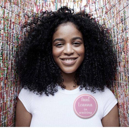 NEW!カスタムおばさんが待っているピンクボタン 缶バッジ