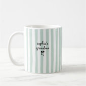 New Baby's Grandma Custom Name Sage Green Stripes コーヒーマグカップ (左)